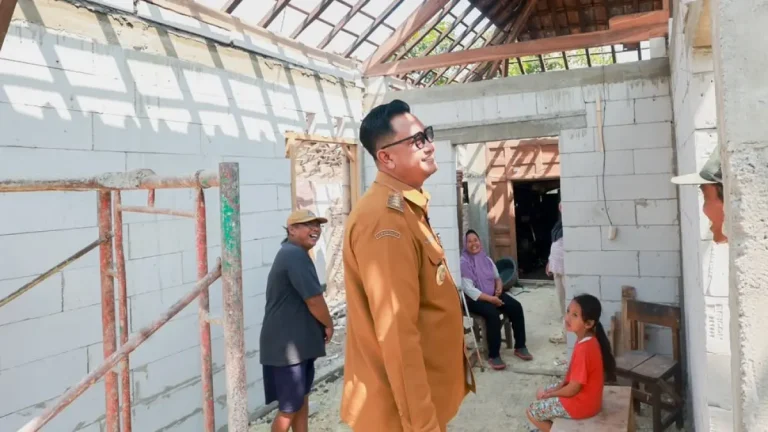 bupati-klaten-hamenang-wajar-ismoyo-saat-meninjau-pelaksanaan-program-rehab-rtlh-di-desa-sajen-kecamatan-trucuk-senin-1082026-dokbagian-prokopim-setda-klaten-Y8Jc2